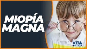 niño que desarrolla miopia magna y problemas asociados