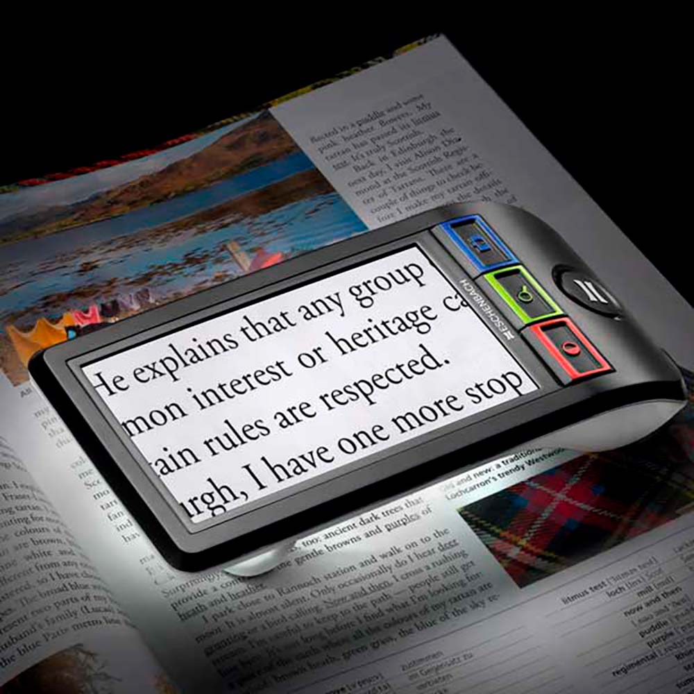 lupa smartlux digital con luz para iluminar el texto y posibilidad de cambiar el contraste para ver mejor